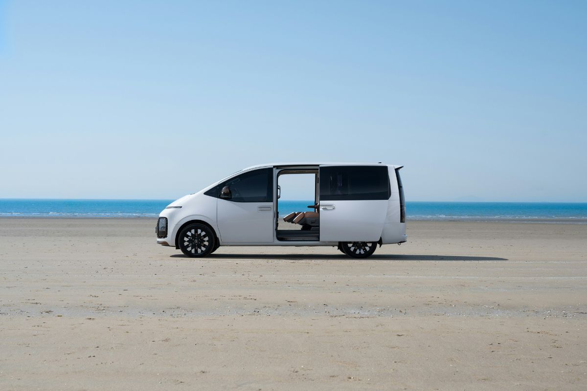 You are currently viewing Rekomendasi Mobil Sliding Door Terbaik untuk Mobil Keluarga